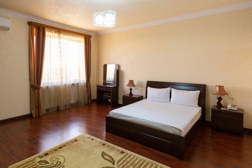 La Defense Hotel Yerevan Exterior photo