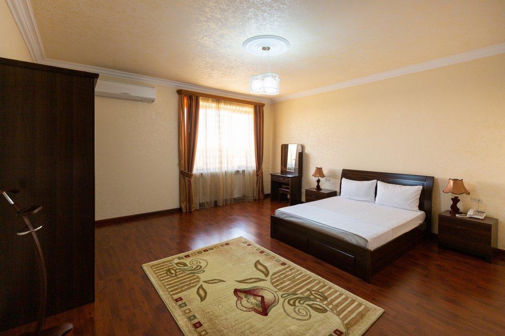 La Defense Hotel Yerevan Exterior photo