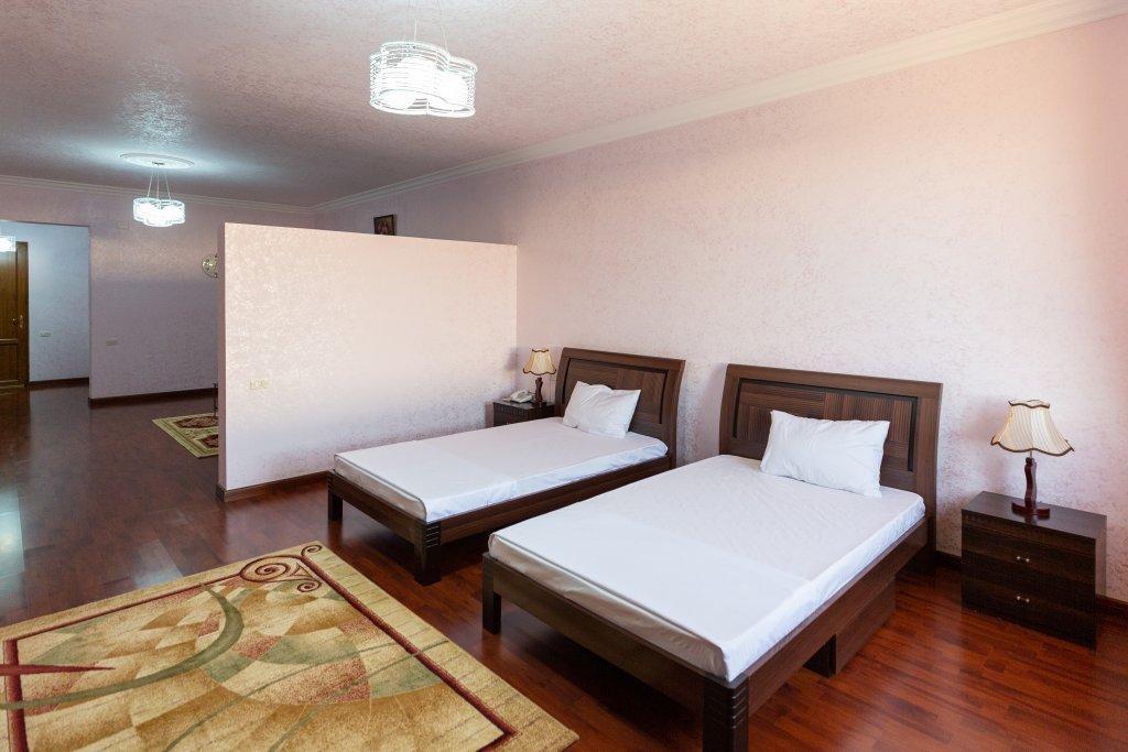 La Defense Hotel Yerevan Exterior photo
