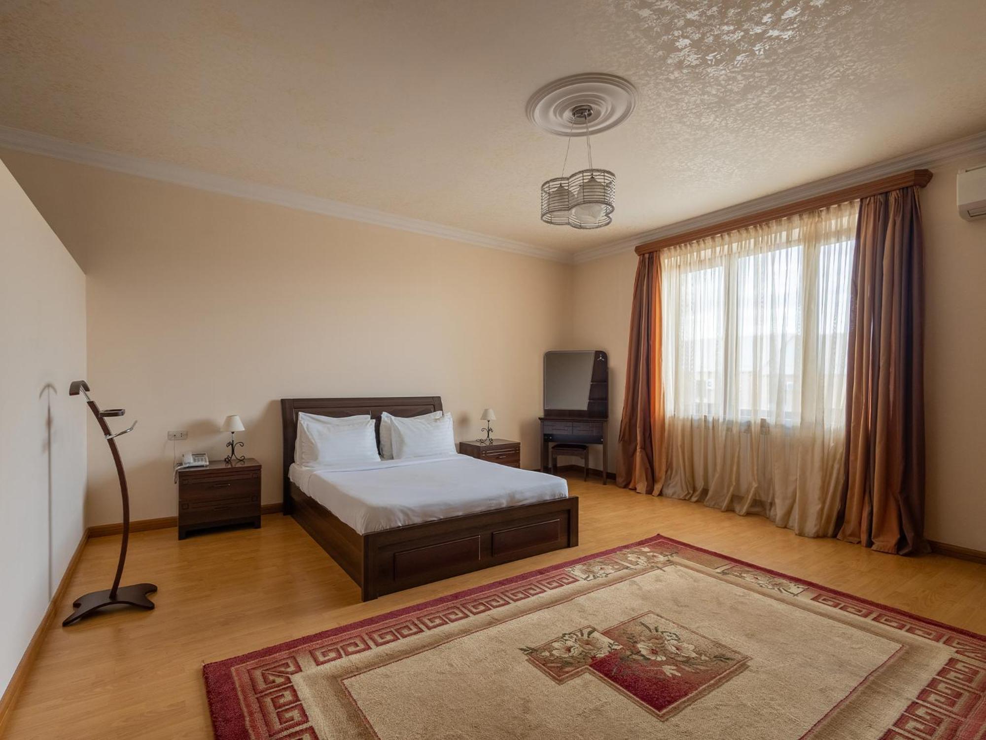La Defense Hotel Yerevan Exterior photo